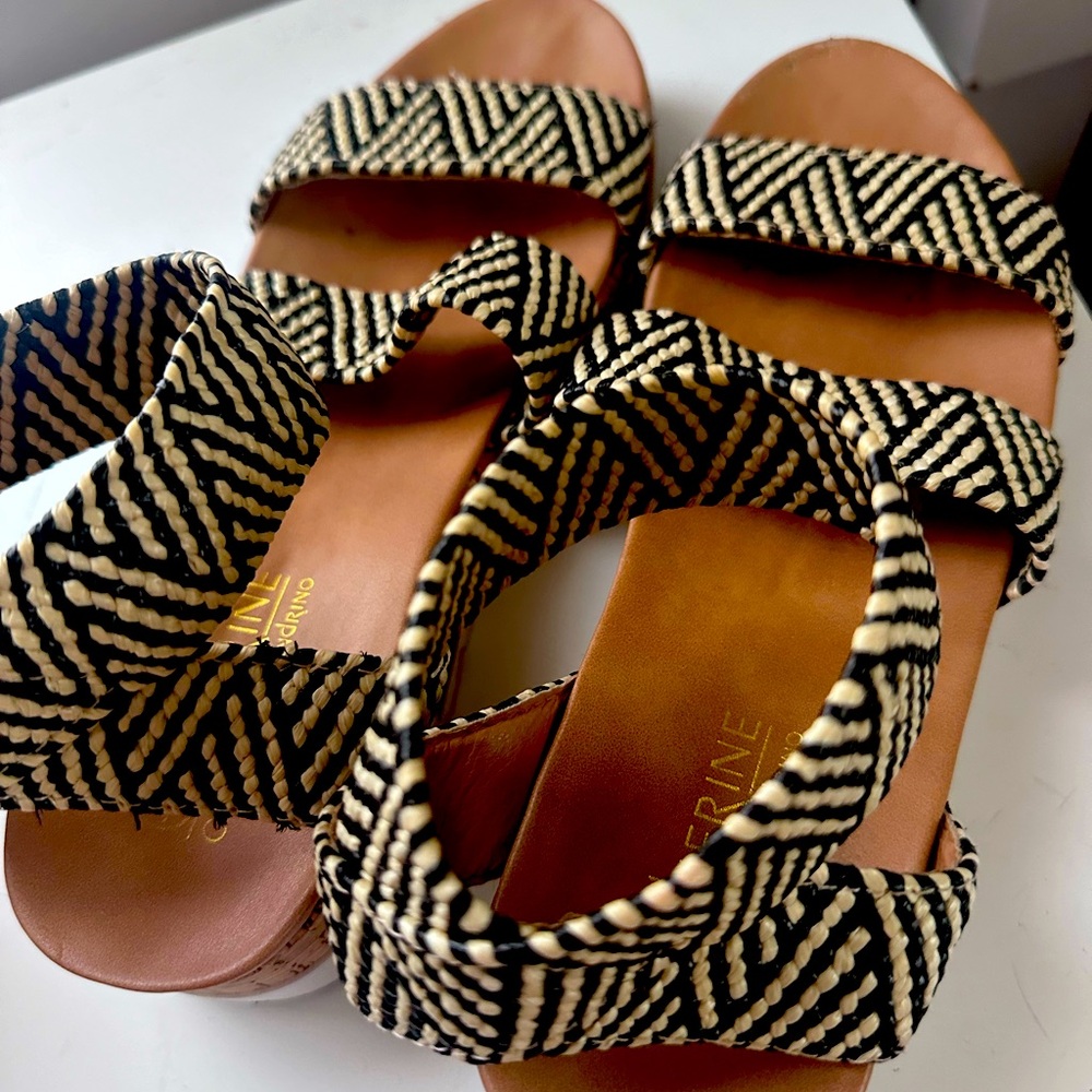 Super cute size 7 wedge sandals!